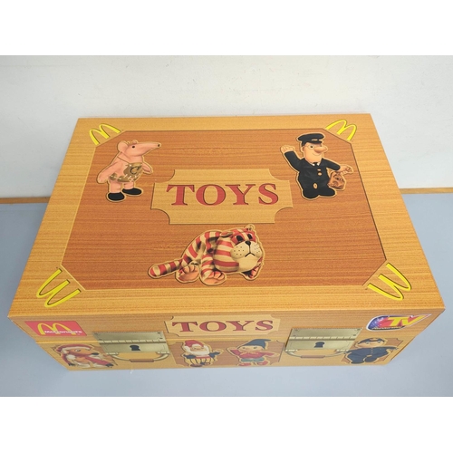 86 - MCDONALDS - TV FAVOURITES (2001) LIMITED EDITION TOY CHEST PRESENTATION HAPPY MEAL CASE - Including ... 