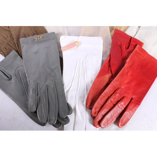 131E - Quantity of vintage leather gloves.