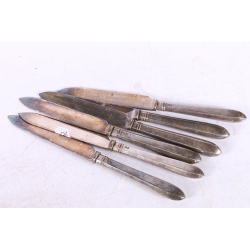 584 - Six silver handled knives, hallmarked William Hutton & Sons Ltd, Sheffield 1911, 17cm.