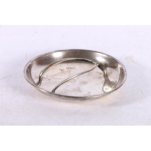 610 - Victorian/Edwardian silver dish with wishbone handle, hallmarks rubbed, 19cm diameter, 46g.