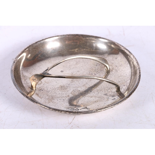 610 - Victorian/Edwardian silver dish with wishbone handle, hallmarks rubbed, 19cm diameter, 46g.