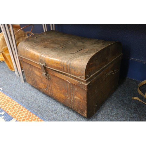 225 - Vintage metal chest with magazines to include Meccano, Modern Scientific, etc.