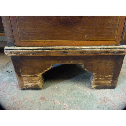 352 - George III style inlaid antique mahogany desk with satinwood inlaid shell patera to the top above a ... 