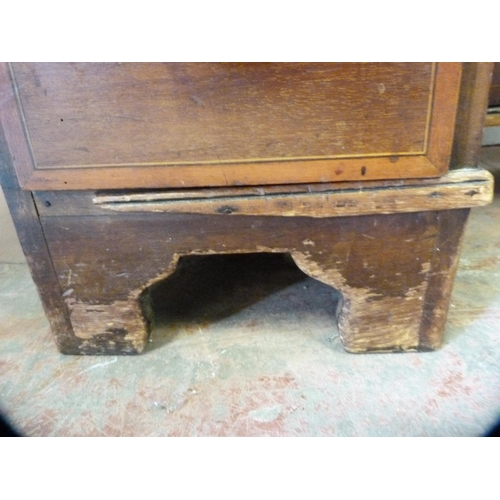 352 - George III style inlaid antique mahogany desk with satinwood inlaid shell patera to the top above a ... 