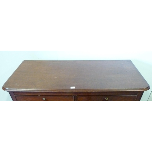 353 - Victorian mahogany chest of two short and three long graduated drawers with turned handles, 109cm hi... 