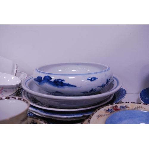 150 - Lustre 'Chelsea' pattern part fruit and tea set, Chinese Kangxi-style blue and white bowl on stand, ... 