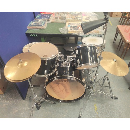 285 - Vintage drum-kit fitted with Remo Weatherking heads.