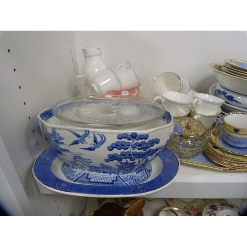 150 - Lustre 'Chelsea' pattern part fruit and tea set, Chinese Kangxi-style blue and white bowl on stand, ... 