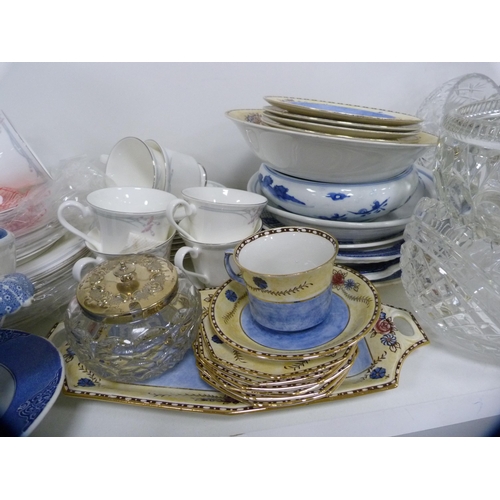 150 - Lustre 'Chelsea' pattern part fruit and tea set, Chinese Kangxi-style blue and white bowl on stand, ... 