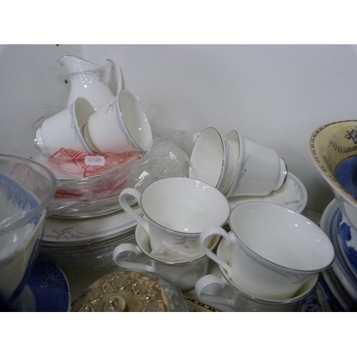 150 - Lustre 'Chelsea' pattern part fruit and tea set, Chinese Kangxi-style blue and white bowl on stand, ... 