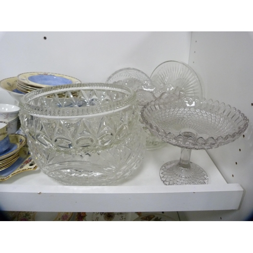 150 - Lustre 'Chelsea' pattern part fruit and tea set, Chinese Kangxi-style blue and white bowl on stand, ... 