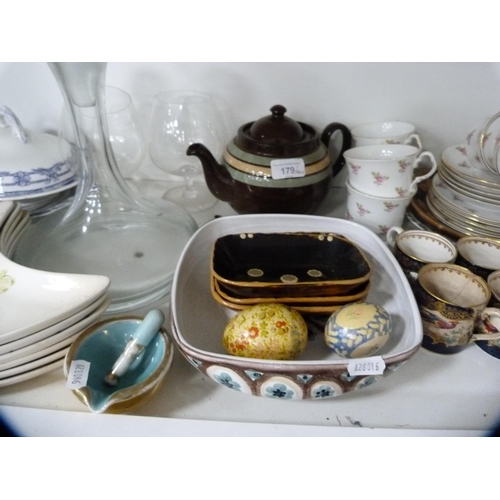 179 - Coffee set decorated with exotic birds, hand-painted bowl, part tea set, ornaments, glass decanter, ... 