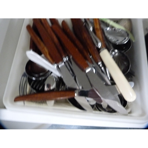 192 - Collection of assorted miscellaneous cutlery and flatware to include nutcrackers etc.