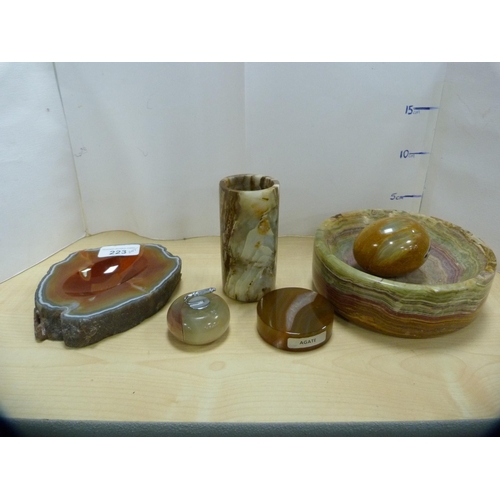 223 - Onyx-style ashtray, cylindrical vase, modern agate-mounted naturalistic dish, mineral egg etc. ... 