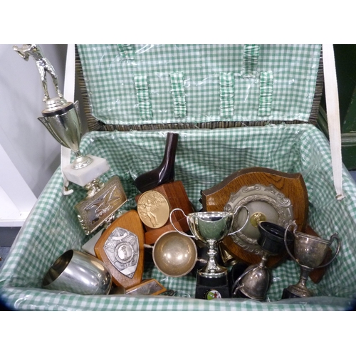 225 - Wicker picnic hamper containing EP and modern trophies, plated tankards etc.