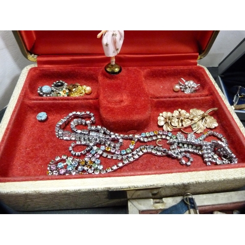 282 - Curios and costume jewellery to include a tie clip, cufflinks, pendant, brooch etc., contained in a ... 