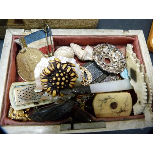 282 - Curios and costume jewellery to include a tie clip, cufflinks, pendant, brooch etc., contained in a ... 