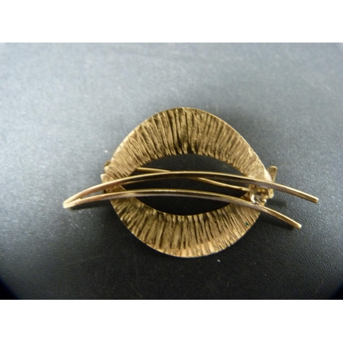 300 - 9ct gold brooch, 4.7g gross.