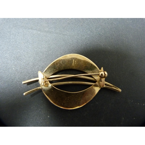 300 - 9ct gold brooch, 4.7g gross.