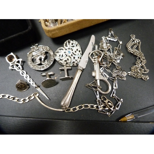 302 - Collection of costume jewellery to include an albert chain with T-bar, cufflinks, brooches, clan-sty... 