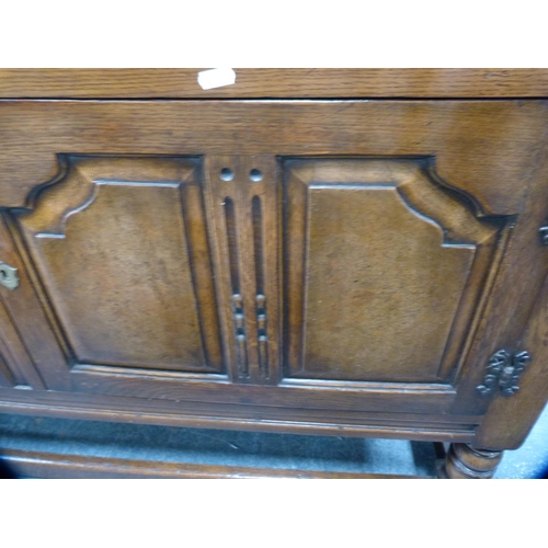 419 - Vintage oak sideboard.