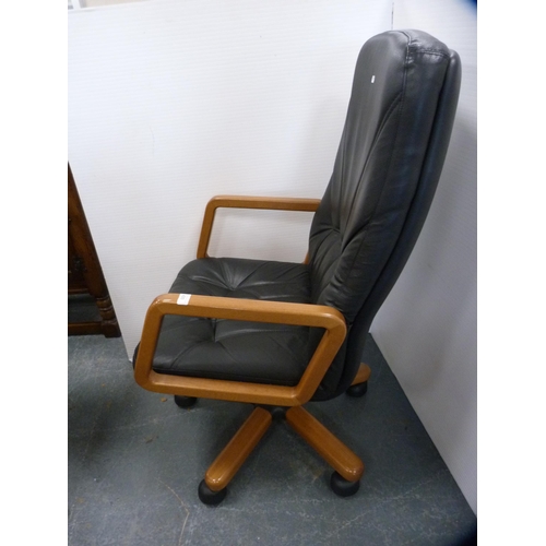 420 - Swivel office chair.