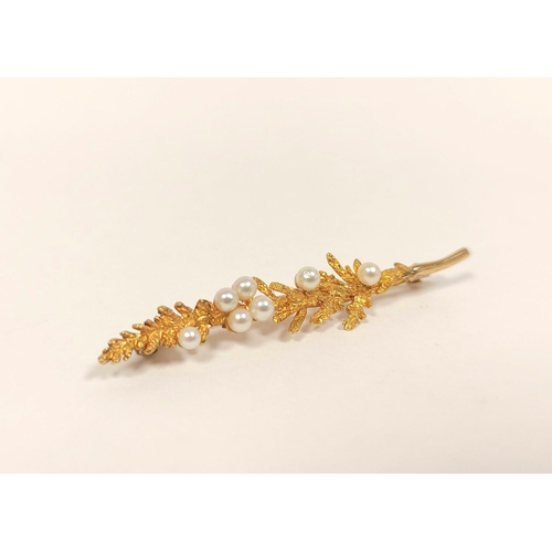 79 - 9ct gold fern leaf brooch with seven pearls. 4.39g.