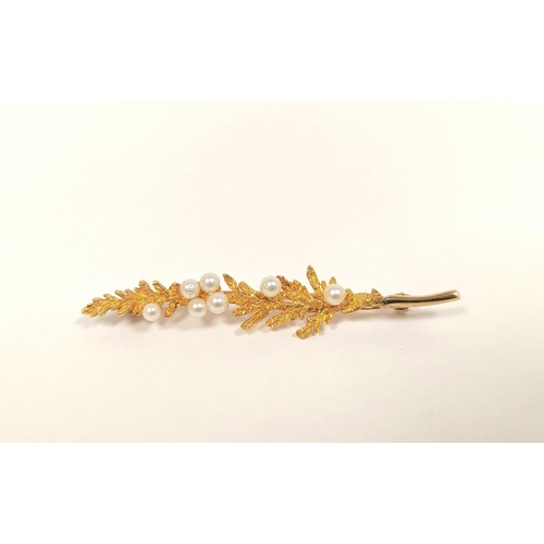 79 - 9ct gold fern leaf brooch with seven pearls. 4.39g.