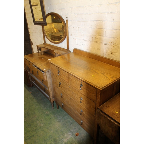 774 - Oak two piece bedroom suite comprising dressing chest and a chest of drawers.