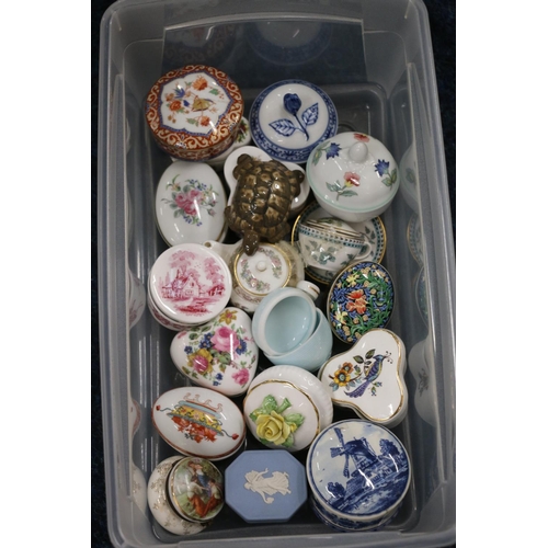 213 - Collection of ceramic trinket boxes to include Spode, Newhall, etc.