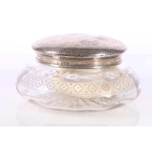 685 - Silver lidded etched glass powder dish, the lid by Deakin & Francis Ltd, Birmingham 1923, 1... 