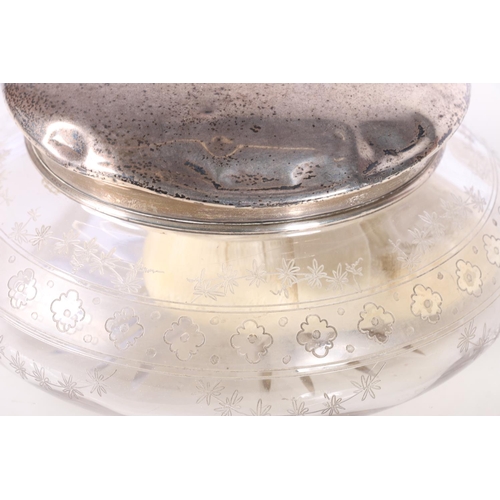 685 - Silver lidded etched glass powder dish, the lid by Deakin & Francis Ltd, Birmingham 1923, 1... 