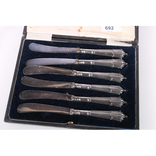 692 - Set of six silver handled tea knives, in fitted case retailed by Croisdale of Leeds.