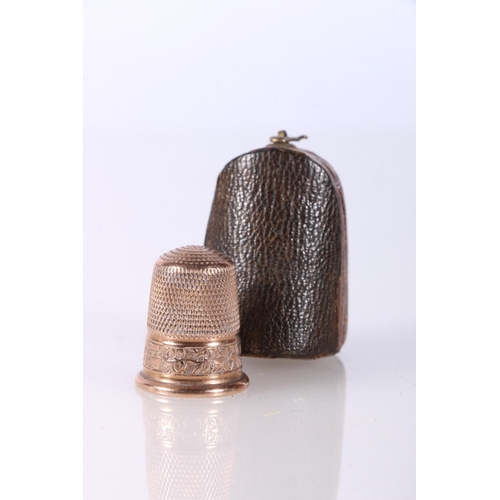 724 - 9ct gold thimble by JWK, Chester, 4g, in antique leather case. 