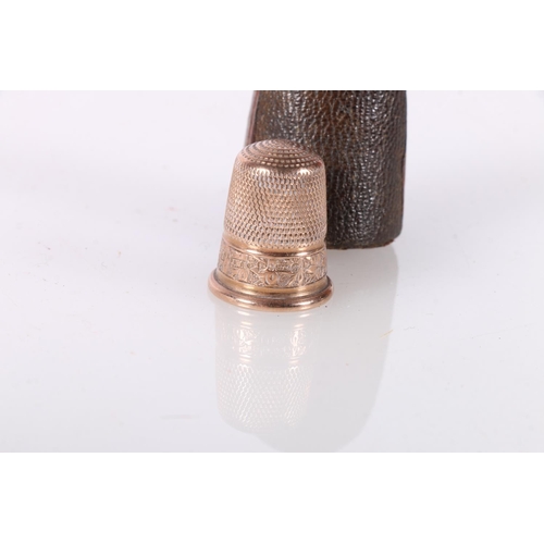 724 - 9ct gold thimble by JWK, Chester, 4g, in antique leather case. 