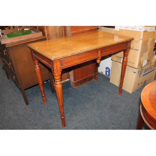 738 - Early 20th Century oak side table raised on tapering fluted supports, 99cm wide.