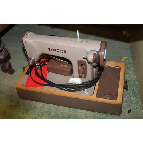 770 - Cased singer sewing machine.