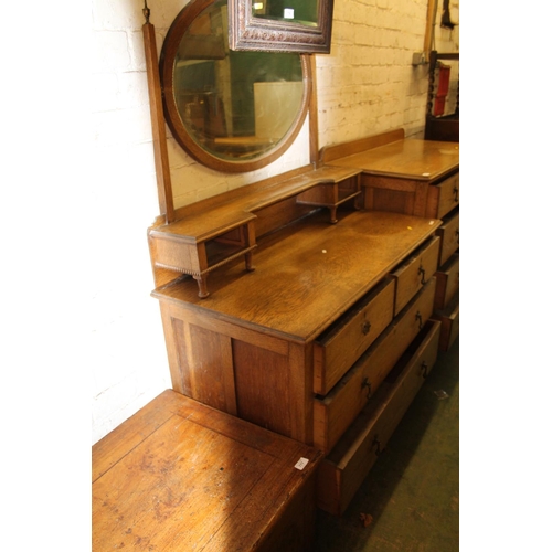 774 - Oak two piece bedroom suite comprising dressing chest and a chest of drawers.