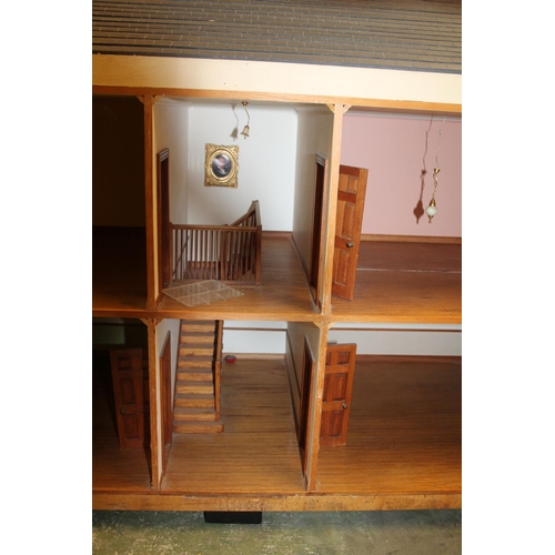 790 - Good quality dolls house, 103cm.