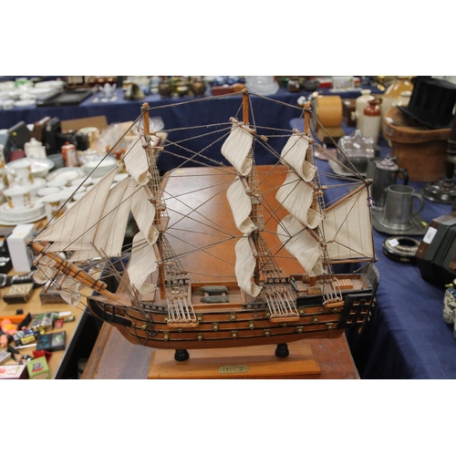 261 - Model ship 'HMS Victory'.