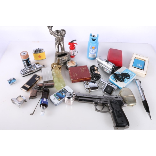 712 - Novelty cigarette lighters to include Beretta, golfer, gas bottle, sovereign case with faux half sov... 