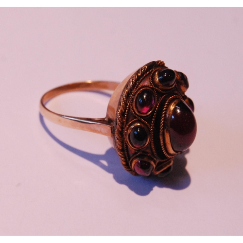 34 - Gold ring with nine oval cabochon garnets, in gold, size Q, 8.5g gross.