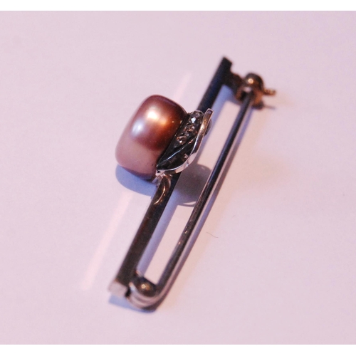 40 - Unusual bar brooch modelled as a jockey cap from a pink pearl, the peak with tiny diamond brilliant ... 