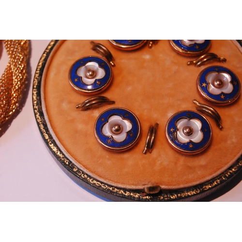 41 - Six enamelled gilt metal buttons, a gilt metal sovereign purse and three items of costume jewellery.