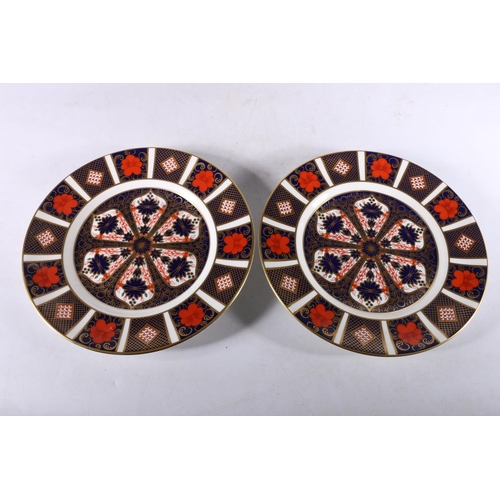 426 - Pair of Royal Crown Derby bone china cabinet plates decorated with Old Imari pattern 1128, date... 