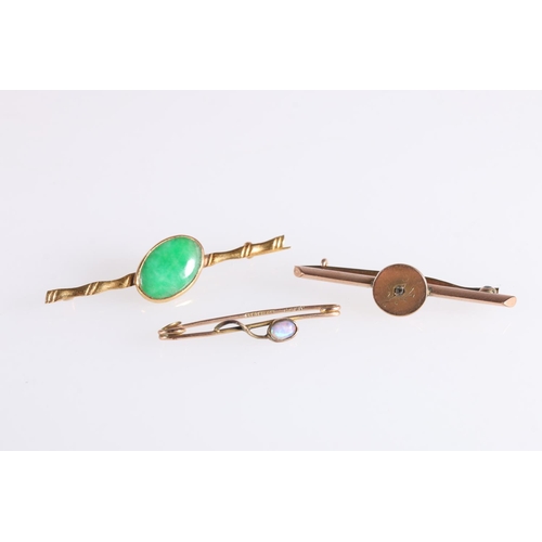 141 - Chinese gold bar brooch set with oval jade cabochon stone, 2g gross, a pair of similar earrings 1.6g... 