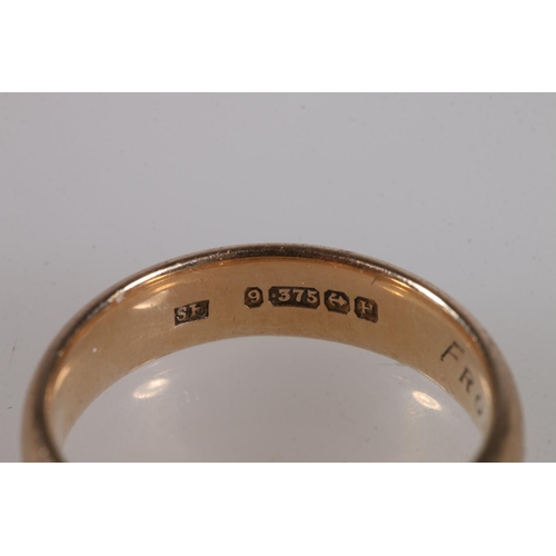 170 - 9ct gold plain wedding band, 4.9g and a 9ct gold chain, 3.4g, 8.3g gross. 