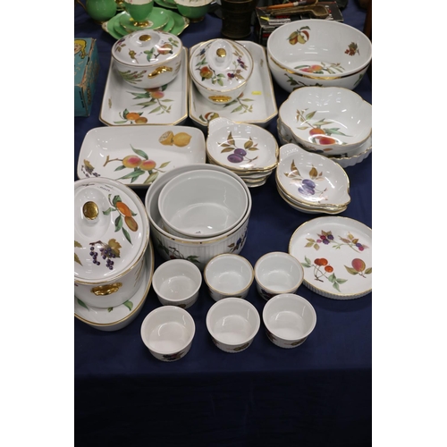 72 - Royal Worcester Evesham oven and table ware to include tureens, vegetable dishes, plates, bowls, etc... 