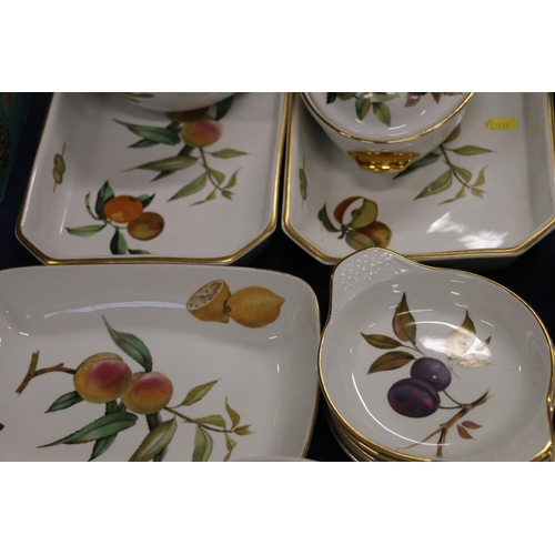 72 - Royal Worcester Evesham oven and table ware to include tureens, vegetable dishes, plates, bowls, etc... 