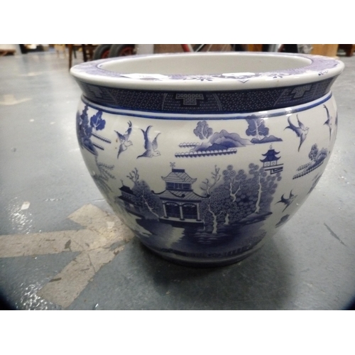 169 - Oriental-style fish bowl.